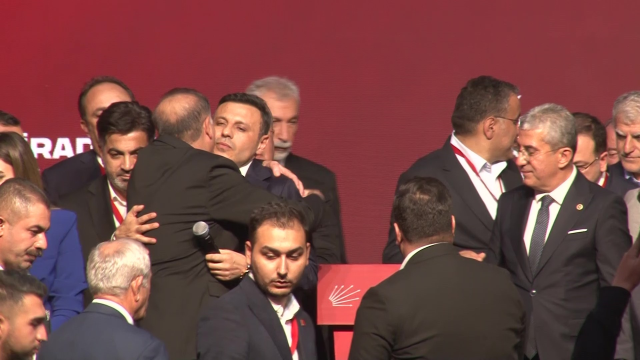 Özgür Çelik was re-elected as CHP Istanbul Provincial Chairman by a majority of votes