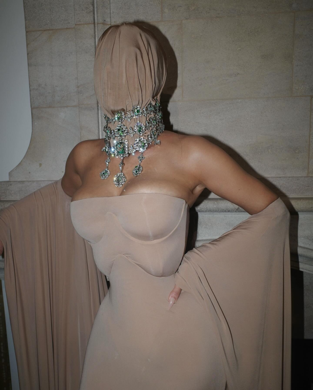 The famous person became unrecognizable with the mask! The reason for hiding her face became a topic of curiosity
