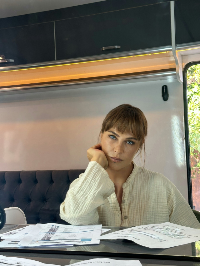 Hülya Avşar's new look! She returned with the note 'Set time'