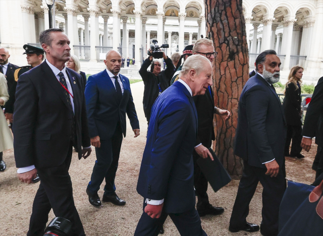 A first in the Vatican after 5 centuries! The English King prayed with the Pope