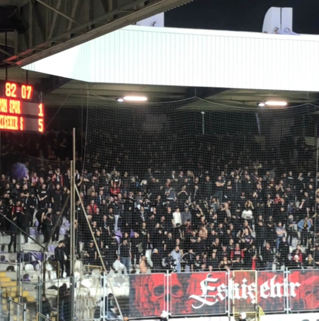 Incident in the 3rd League! They broke the seats in the stands and threw them onto the field and at the rival fans