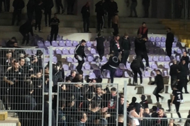 Incident in the 3rd League! They broke the seats in the stands and threw them onto the field and at the rival fans