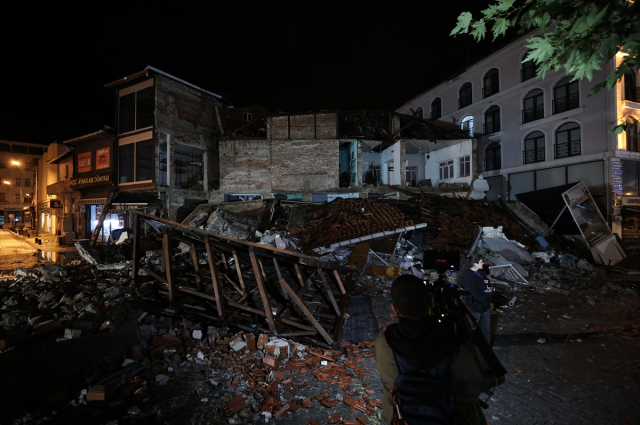 Destruction from the Balıkesir earthquake was captured