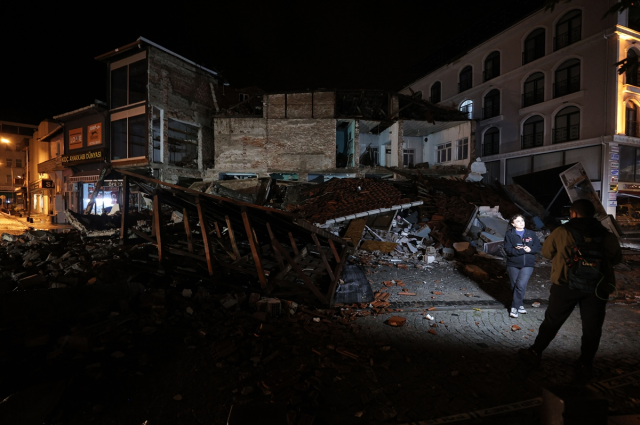 Destruction from the Balıkesir earthquake was captured