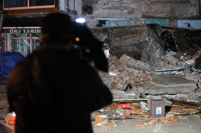 Destruction from the Balıkesir earthquake was captured