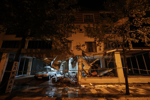 Destruction from the Balıkesir earthquake was captured