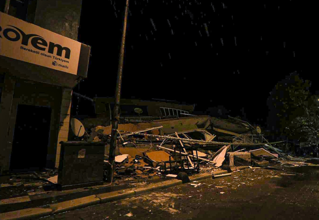 Destruction from the Balıkesir earthquake was captured