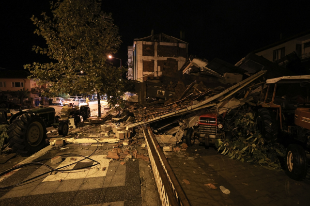 Destruction from the Balıkesir earthquake was captured