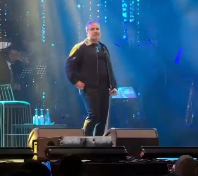 Singer Emrah, who has 300 apartments, cried heavily on stage