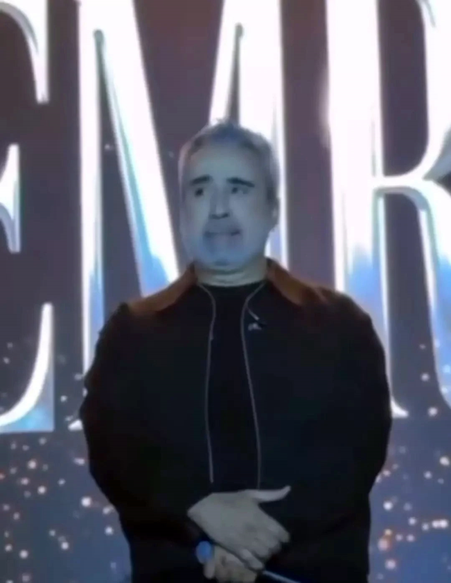 Singer Emrah, who has 300 apartments, cried heavily on stage