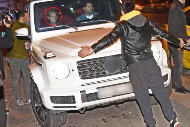 Lucas Torreira faced a flower seller in Bebek