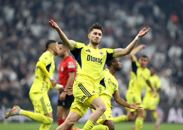 In the historic derby with 5 goals and 2 red cards, Fenerbahçe came back from 2-0 down to defeat Beşiktaş