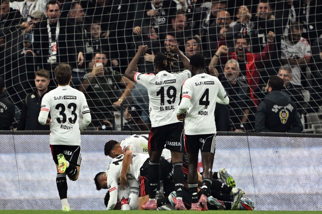 In the historic derby with 5 goals and 2 red cards, Fenerbahçe came back from 2-0 down to defeat Beşiktaş