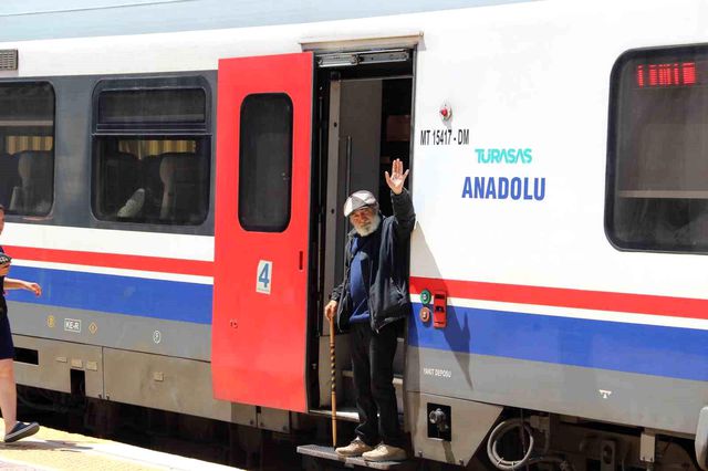 Ali Bektaş traveling by train