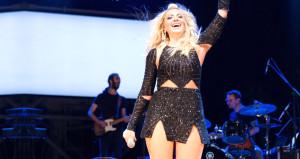Hadise, kardeş ülkeden servetle döndü