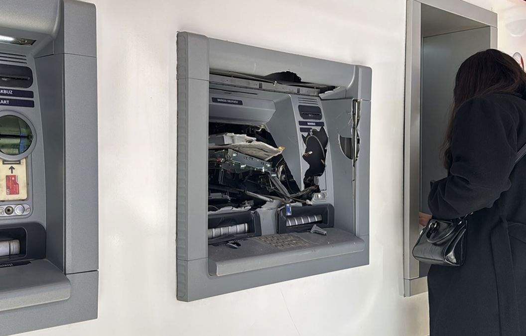 Ne yaptıysa olmadı, para çekemeyince ATM'ye saldırdı