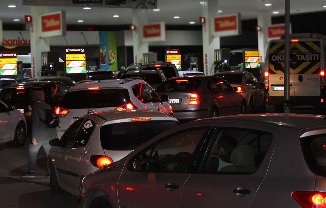 İstasyonlarda kuyruğa girenlere kötü haber: Motorin zammı iptal edildi
