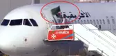 Libya Uçağı'ndan Çıkan Yolcunun Salladığı Bayrak Dikkat Çekti