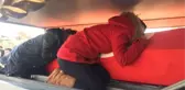 Şehidin Eşi ve Kardeşi Evden Camiye Kadar Tabuta Sarılarak Gittiler