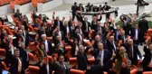CHP'li Vekillerden Anaya Değişiklik Teklifine Kırmızı Kartlı Protesto