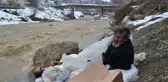 Evsiz Adamın Yatağı Kar, Yorganı Naylondu