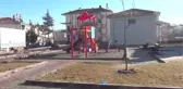Kaçak Cinayet Zanlısı, Polisin Önünde Intihar Etti