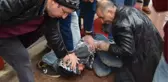 Esnaf, Hırsızlık Şüphelisini Yakalayıp Polise Teslim Etti