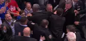 NBA'de Eski Basketbolcu Charles Oakley, Güvenlik Görevlileriyle Kapıştı