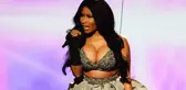 Nicki Minaj Kırmızı Mayokinisiyle Nefes Kesti