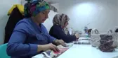 Gazete Kağıdından Sepet Örüyorlar