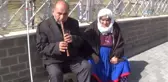 Bir Kavala Sımsıkı Sarılmış İki Engelli Hayat