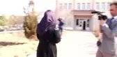 Başörtüsü Mağduru 22 Yıl Sonra Çiçeklerle Karşılandı