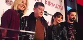 Şıklığın Yarıştığı Galaya Damga Vuran Görüntü: Geçerken Uğramışlar
