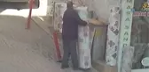 Halıyı Önce Okşadı, Sonra Çaldı... O Anlar Güvenlik Kamerasında