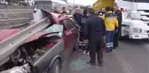 Kocaeli - Otomobil Bariyerlere Saplandı: 2 Yaralı