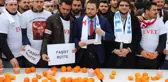 Portakal Sıkarak Tepki Gösterdiler