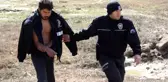 Bir Polis, Kurtardığı Gencin Ayakkabılarını Temizledi ve Montuyla Isıttı