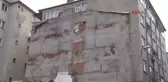 Zeytinburnu'nda, Yıkımı Yapılan Caminin Yanındaki Binada Çatlaklar Oluşurken Bazı Duvarları Yıkıldı