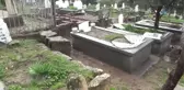 Mezar Taşlarını Parçaladılar
