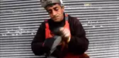 Bir Metrekarelik Kulübede Boyacılık Yaparak Ailesini Geçindiriyor