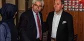 CHP'li Milletvekili, AK Partili Vekili Muhtar Sanıp Fotoğraf Çektirmek İstedi