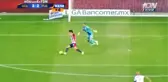 Kalecinin Arkasına Saklanan Kurnaz Futbolcu, Topu Kapıp Boş Kaleye Gol Attı