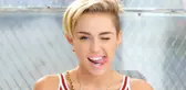 Dünyaca Ünlü Şarkıcı Miley Cyrus'un Çıplak Fotoğrafları İnternete Sızdırıldı