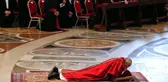 Papa Yüzüstü Yere Uzanarak Dua Etti
