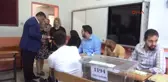 Izmir CHP'li Sındır, Oy Kullanmaya Kızı ve Eşiyle Geldi