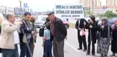 Görme Engelli Vatandaşlar, Ölen Arkadaşları İçin Yolu Trafiğe Kapattı