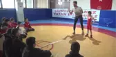 Down Sendromlu Minik Güreşçi, Minderde Kendini Geliştiriyor