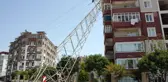 Sürücünün Çarptığı Elektrik Direği Balkonun Üzerine Yan Yattı