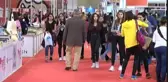 Tek Parmağıyla Hayatına 15 Kitap Sığdırdı