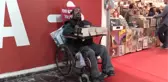 Tek Parmakla Yazdığı Kitaplarını Fuarlarda Okurla Buluşturuyor